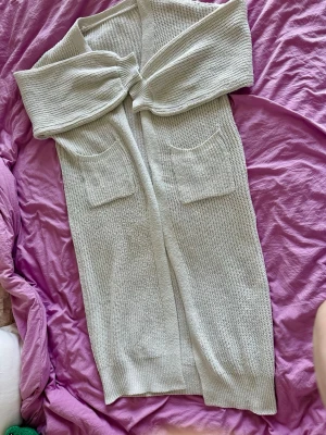 Lång stickad cardigan  - Lång stickad cardigan, använd men i mycket fint skick