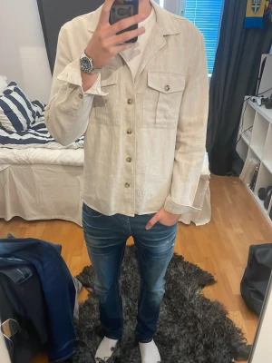 Beige linne overshirt från Bondelid - Tjena! Nu säljer jag denna riktigt sköna linne overshirten från Bondelid! Storlek medium, väldigt bra skick då den ändast är använd fåtal gånger sen jag köpte den!  Skriv om du har några frågor🤗