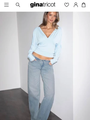 Ljusblåa jeans  - Säljer ett par ljusblå jeans med låg midja och vida ben, från Gina tricot i storlek 36 har använt dem ksk 2 gånger jätte fina men inte min smak 