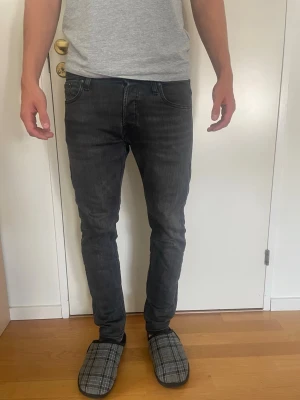 Jack and Jones slim/glenn - Säljer ett par mörkgrå slim fit jeans från Jack and Jones modell slim/glenn. Jeansen är i mycket bra skick och har använts sparsamt. Storlek 29/30. Säljs för 150kr, hör av er vid frågor!