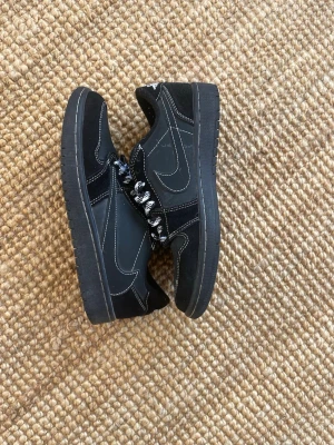 Travis Scott skor - Travis Scott-skor – till salu 🔥  Säljer ett par Travis Scott-sneakers i fint skick. Snygg och ikonisk design som passar perfekt för både samlare och dig som vill ha ett par riktigt feta sneakers.