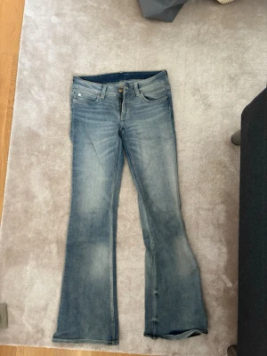 Blå bootcut jeans från Cheap Monday - Snygga blå bootcut jeans från Cheap Monday, storlek 29/32 men passar mig som brukar ha M💗 fråga för fler bilder på