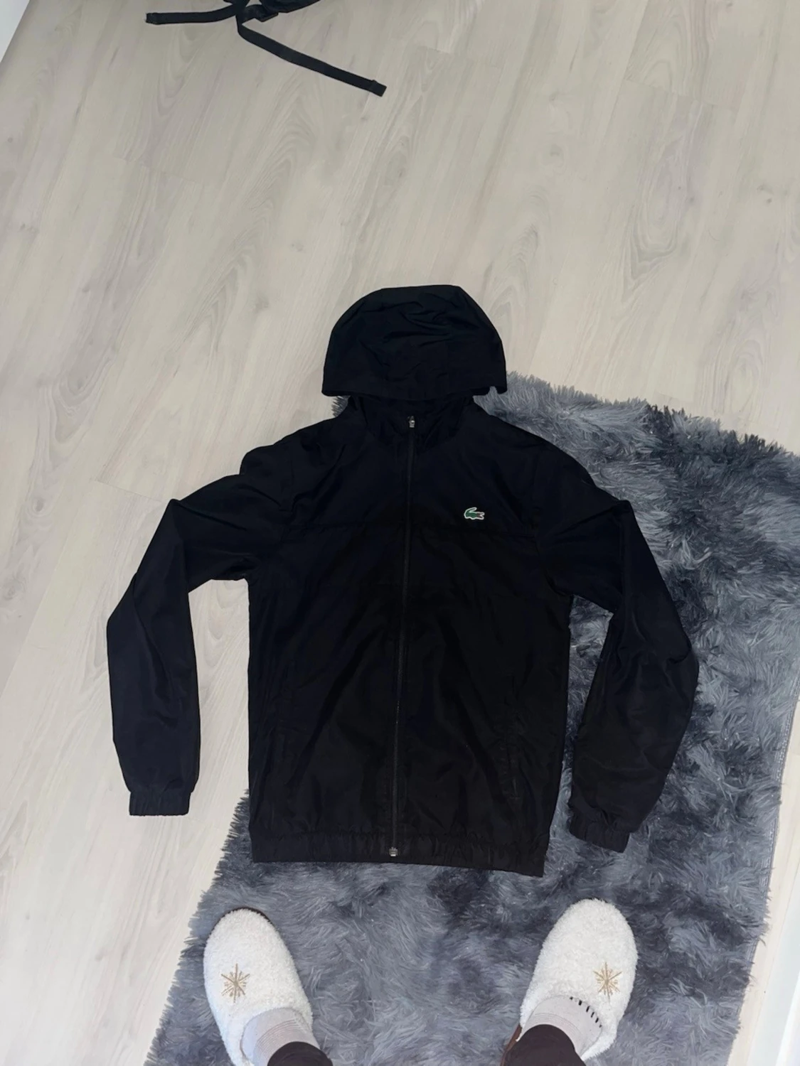 Svart vindjacka med huva Lacoste