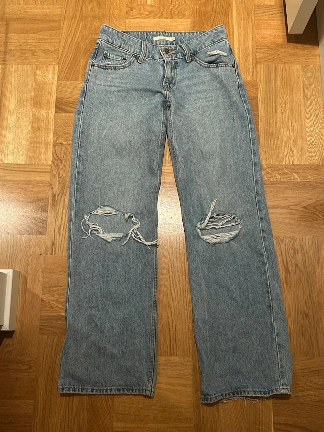 Ljusblå slitna Levi's jeans - 2