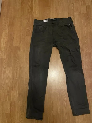 Replay jeans  - Replay anbbas storlek 31/32 bra skick inga hål eller fläckar. Priset kan diskuteras 