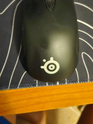 SteelSeries Sensei Ten Gamingmus - SteelSeries Sensei Ten gamingmus i svart. Använd men i bra skick med normalt kosmetiskt slitage. Alla knappar och scrollhjulet fungerar som de ska. Kabelansluten USB-mus, perfekt för gaming och FPS-spel. 📦 Skickas väl emballerad. 🎮 Original SteelSeries Sensei Ten.