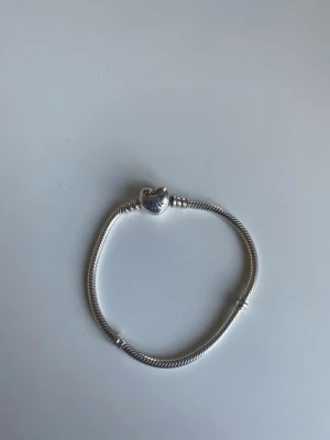 Silverfärgat ormkedjearmband hjärtlås - Knappt användt silver armband från Pandora, mycket bra skick