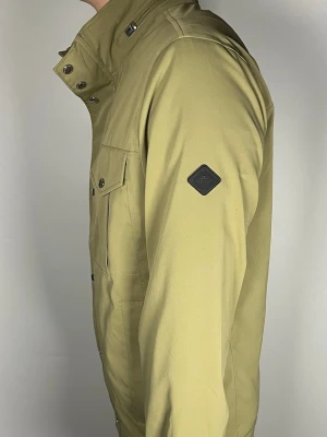 J.Lindeberg field jacket - 👕 Plagg: Field Jacket                                                                📏 Storlek: L                                                                🏷️ Märke/Modell: J.Lindeberg                                           ✨ Skick: Fint skick                                                        💬 Vid frågor är det bara att skriva!                                                                                          🛍️ Gramenti