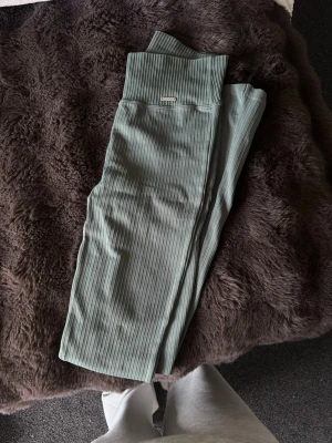 Ribbade gröna tights från aim’n - Ribbade gröna tights med hög midja. Använda en gång!