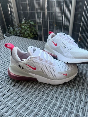 Nike Air Max 270 sneakers  - Nike Air Max 270 med en unik färgkombination, i storlek 42,5. Skorna är använda ett fåtal gånger så endast mindre tecken på användning förekommer, det mesta kan gå att få bort vid en tvätt. Se bilderna noga för att se de tecknen på användning som finns!