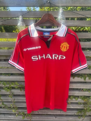 Manchester United Retro - Manchester United Retro Tshirt. Umbro. Nypris ~ 700