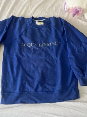 Blå sweatshirt från Acqua Limone - Fin tröja nu till hösten. Bra skick! Lite större i stoleken.