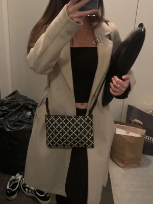 Beige lång kappa med klassisk krage - Snygg off white kappa med rak passform och klassisk krage. Kappan är från Vera Moda i storlek S men den är knopprig där av priset.❤️