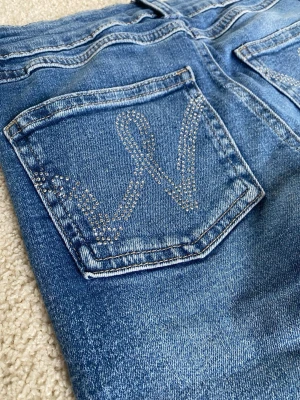 Blå jeans med glitter detaljer på fickorna Gina Tricot, low waist - Snygga blå jeans från Gina Tricot med glitter på fickorna low waist