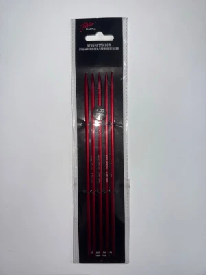 Röda strumpstickor 4 mm - Ett set med fem röda strumpstickor i metall, 4 mm tjocka. Helt nya!
