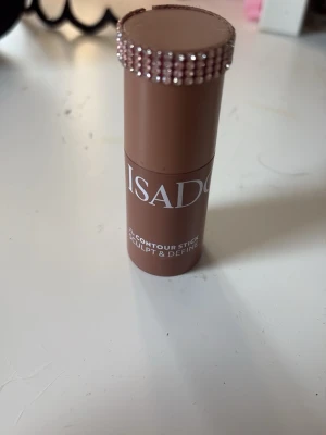 Isadora Contour Stick Warm Mocha - Krämig contour stick från Isadora i nyansen 36 Warm Mocha. Stiftet har en brun ton och kommer i en smidig tub med dekorativa stenar på locket. Perfekt för att skulptera och definiera ansiktet. Vegansk och parfymfri formula. 