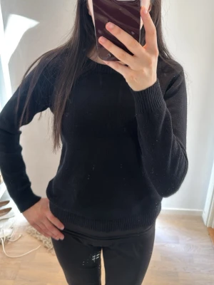 Svart stickad tröja - En fin svart stickad tröja från vila som inte används längre. Tröjan är i bra skick, perfekt nu till hösten