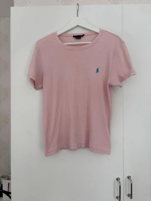 Ljusrosa t-shirt från Ralph Lauren - Rosa Ralph lauren t-shirt. Xl barn storlek