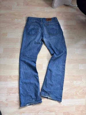 Bootcut Lee Jeans - Helt sjukt snygga jeans med perfekt wash och passform!! Storleken är W30 L33 och måtten är: längd 105cm bredd 39cm lår 26cm Benöppning 24,5cm! OBS MÅTTEN KAN VARIERA +/-1cm
