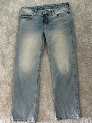 Wide straight jeans  - Wide straight jeans från Weekday, storlek w27 l30. Lite loose/baggy, har nån tråd som sticker ut vid jeansloggan se bild. Kan inte tänka på hur det skett. Annars bra skick. Originalpris 600kr