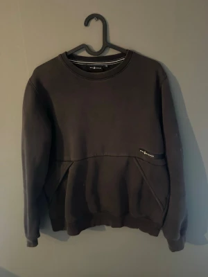 Sailracing hoodie, - Säljer en svart sailracing tröja, den har några märken på baksidan och på armarna men sen är den riktigt fint skick. OBS! Den är lite solblek men inte så att det syns jättemycket. Hör av er vid minsta fundering eller pris,😃✅