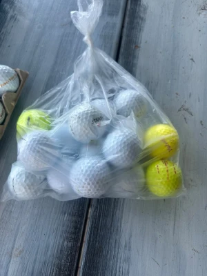 Golfbollar - Säljer 15 golfbollar med blandade märken, mestadels vita men även några gula. Perfekt för dig som vill fylla på med golfbollar.