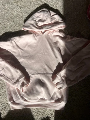 Skims hoodie ljusrosa -  Säljer en skimshoodie i puderrosa i storlek S. Modellen heter skims cotton fleece classic. Jag köpte den för 1200kr och säljer nu för 500kr. Kan tänka mig att sälja för 400kr vid snabbt köp. Jag har använt den max fem gånger. Den har en liten svag fläck på ärmen och en nere vid handen som syns på bilden men det är verkligen inget man tänker på. 