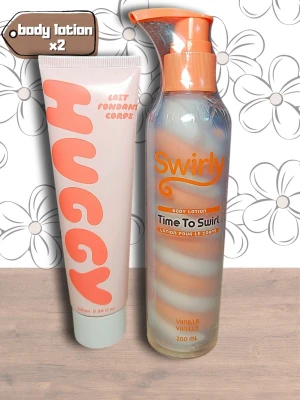 Body lotion Huggy & Swirly Vanilla - Två body lotions: Huggy i mjuk tub med rosa text och Swirly i pumpflaska med virvlande design och vaniljdoft. Huggy är vegansk och tillverkad i Frankrike, Swirly har en swirl-effekt och doftar vanilj. Perfekt för dig som vill ha återfuktad och väldoftande hud.