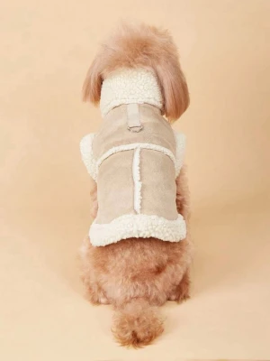 Beige hundjacka med fuskpäls - Säljer en beige hundjacka med mjuk fuskpäls på insidan och vita detaljer längs kanterna. Jackan har en klassisk design och stängs på ryggen. Perfekt för att hålla din hund varm under kyliga dagar.