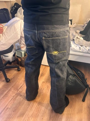 Mörkblå/svart straight jeans från eckö unltd - Säljer ett par svart/mörkblå straight jeans från eckö unltd. Storlek 36/32