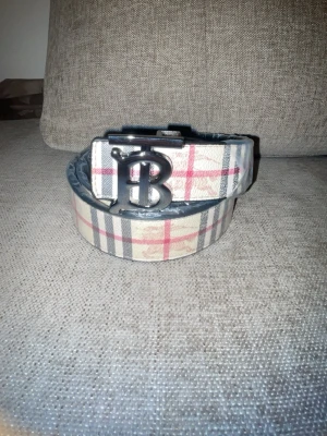 Bb bälte med silver buckla  - Beige bälte från BB med silver buckla 