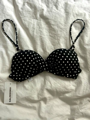 Bikini Calzedonia  - Jättefin bikini överdel från calzedonia, den är helt ny och har lappen kvar🤍 storlek xs🤍 Push up. 🤍