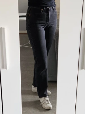 Svarta Levi's Jeans - Svarta Levi's jeans med rak passform och hög midja (upp till min navel). Storleken är W24 L28 och passar mig längdmässigt som är 160 cm lång.