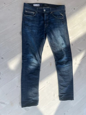 Replay Grover straight fit - Feta Replay Grover med sjukt feta fades och tvätt  Storlek: W33 L32  Riktigt feta fades från användning  Model: Grover Straight fit