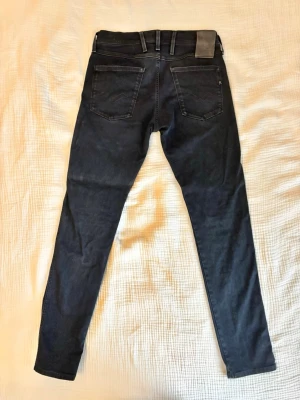 🔥SNYGGA REPLAY JEANS SLIM FIT SVARTA 🔥 - Säljer ett par riktigt snygga Replay Anbass jeans i slim fit. Perfekta för den klassiska grisch/Stockholm-stilen – sitter snyggt och passar lika bra till en clean outfit som en mer dressad look.