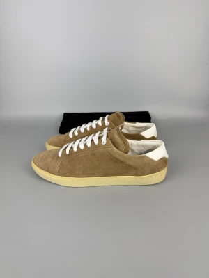 Saint Laurent SL/06 Sneaker Beige | 42 - Beige sneakers i mycket gott skick. Storlek 42, med dustbag inkluderad.