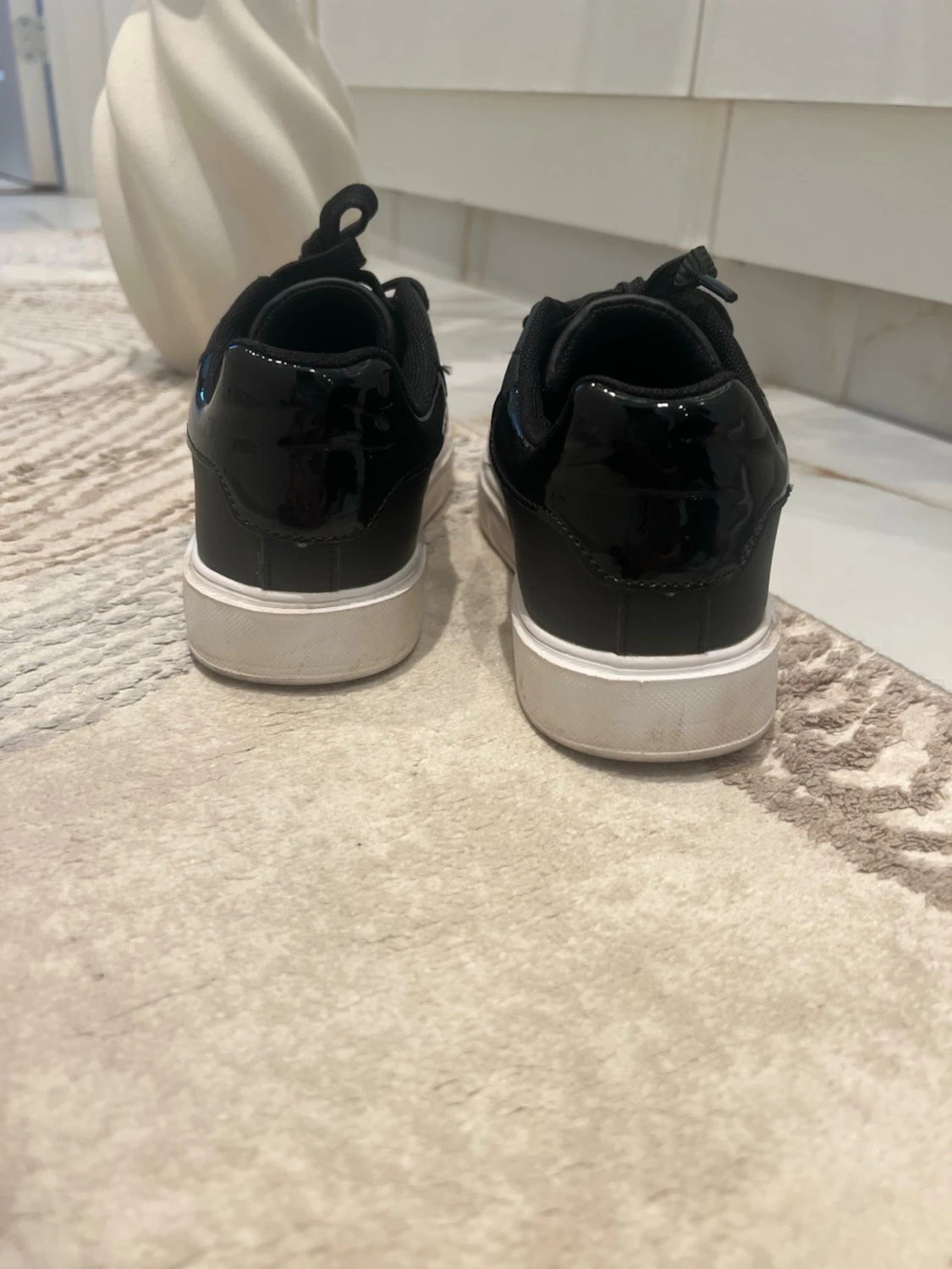 Svarta sneakers med vit sula - 2