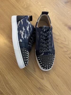 Christian Louboutin skor  - Christian Louboutin skor i storlek 41.5 passar 42! ~ svårhittad modell- endast skor ingår, skick 8/10  ~ skriv vid frågor ~ pris går att diskutera! 