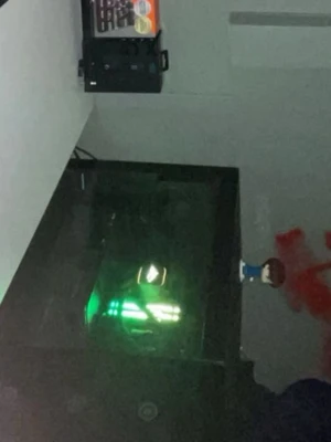 Stationär dator med glasfönster och RGB - Säljer en stationär dator med svart chassi och sidopanel i glas. Inuti syns RGB-belysning som lyser grönt och gult, vilket ger en snygg gaming-look. Perfekt för dig som vill ha en cool setup på skrivbordet.