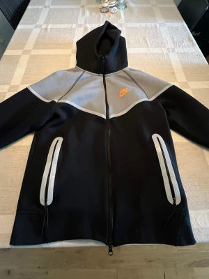 Nike tech fleece - Säljer nu min Nike tech fleece som köptes för ungefär 1 år sen men måste sälja nu för de har blivit för små. Nytt skick.