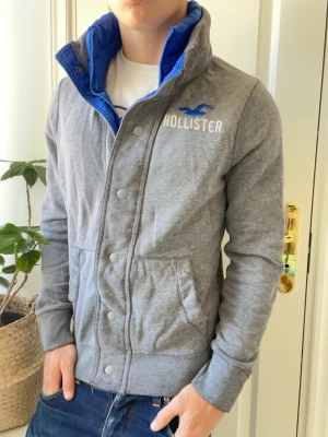Hollister cardigan  - Hollister cardigan - väldigt unik. Inga defekter! Modellen i bilderna är 180 cm 75 kg och bär Storlek M , Kom med frågor! 🌟 