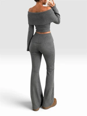 LoungeWear 2 Piece set Grey - NEW -       📦💌 POSTAR SAMMA DAG - öppettider 💌📦 ‼️Skicka INTE bud om du INTE ska köpa eller svara‼️                    - Blockerar oseriösa köpare -                    🤍Pris kan alltid diskuteras🤍  Sista kvar i Grå färg - Två delars loungewear set, lapp klippta, super mjukt, sitter otroligt fint på. Offshoulder top med matchande byxor, snygga detaljer så som vikt både på över & under del, vida ärmar längre ner, flare byxor. XS båda delar. Material: Bomull 82% Poly 18%. Köptes nypris: 579kr HELT NY