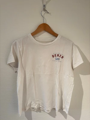 Lee T-shirt  - Vit T-shirt med färgglatt tryck från Lee🤍🩵❤️.        Storlek S