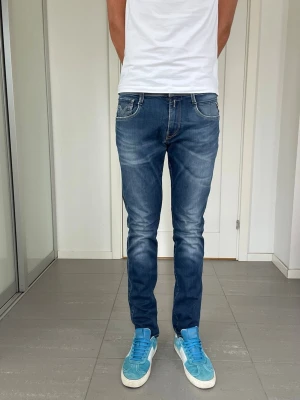 Replay Jeans - Säljer nu dessa Replay Jeans, W30 o L32 med mått ca 38 o 105 cm, skriv för fler bilder/frågor🙌🏼