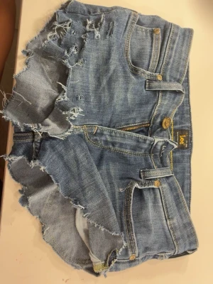  jeansshorts Lee - säljer ett par jeans shorts ifrån lee, De var egentligen ett par byxor innan men jag klippte och fixa till dom, så nu är dom jeans shorts 