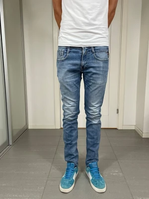 Replay Anbass Jeans - Säljer nu dessa Replay Anbass Jeans, W30 o L32 med mått ca 38 o 105 cm. skriv för fler bilder/frågor🙌🏼