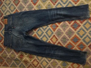 Levi's 502 blå jeans herr - Säljer ett par klassiska blå Levi's 502 jeans med raka ben och fem fickor. Jeansen har en snygg tvättad look och är tillverkade i slitstarkt denim. Passar dig som gillar tidlös stil och vill ha ett par jeans som funkar till det mesta.