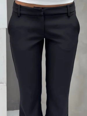 Populära low Waist Vera kostymbyxor ifrån Bikbok  - Jättefina och populära lågmidjade kostymbyxor från Bikbok, jättefin passform. 