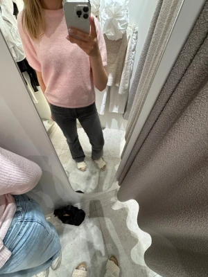 Ljusrosa stickad tröja - ljusrosa stickad tröja, säljer även jeansen💗💗