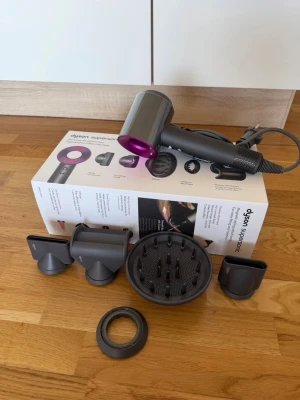 Dyson supersonic  - Säljer denna fina Hårfönan med alla tillbehör 